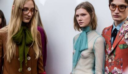 Backstage del desfile de Gucci de su colección femenina para el invierno de 2016, en Milán.