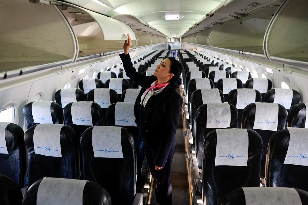 Una azafata en el primer vuelo comercial entre Damasco y Alepo que ha despegado este miércoles de la capital siria.