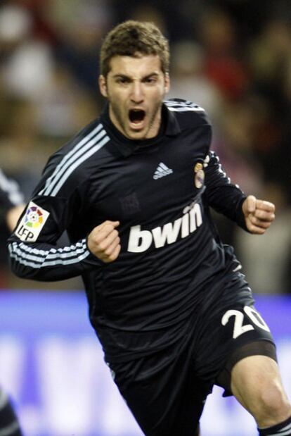 Higuaín celebra uno de sus tres goles al Valladolid.