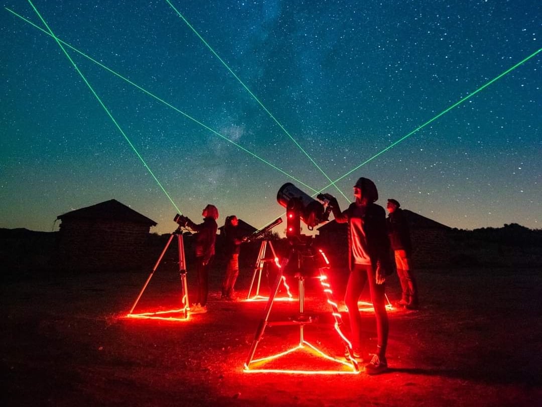 El turismo de estrellas se dispara en España: de experiencias con parapente en Guadalajara a navegaciones nocturnas por el embalse de Gabriel y Galán