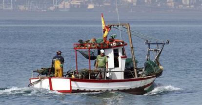 Un pesquero de La L&iacute;nea de la Concepci&oacute;n faenaba ayer en la zona entre su puerto y Gibraltar.