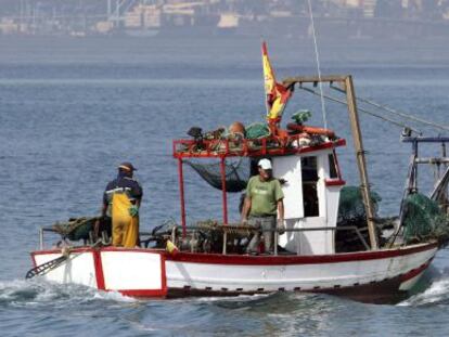 Un pesquero de La Línea de la Concepción faenaba ayer en la zona entre su puerto y Gibraltar.