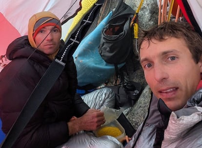 A la izquierda, Enzo Oddo junto a Léo Billon en su hamaca. Foto Colección Oddo/Billon.