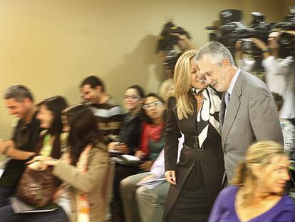 José Antonio Griñán y la ministra de Sanidad, Trinidad Jiménez, ayer en un simposio sobre genética, ayer en Sevilla.