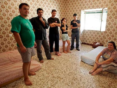 El rumano Varga Lucian, con su familia, en la casa vacía que les han alquilado.