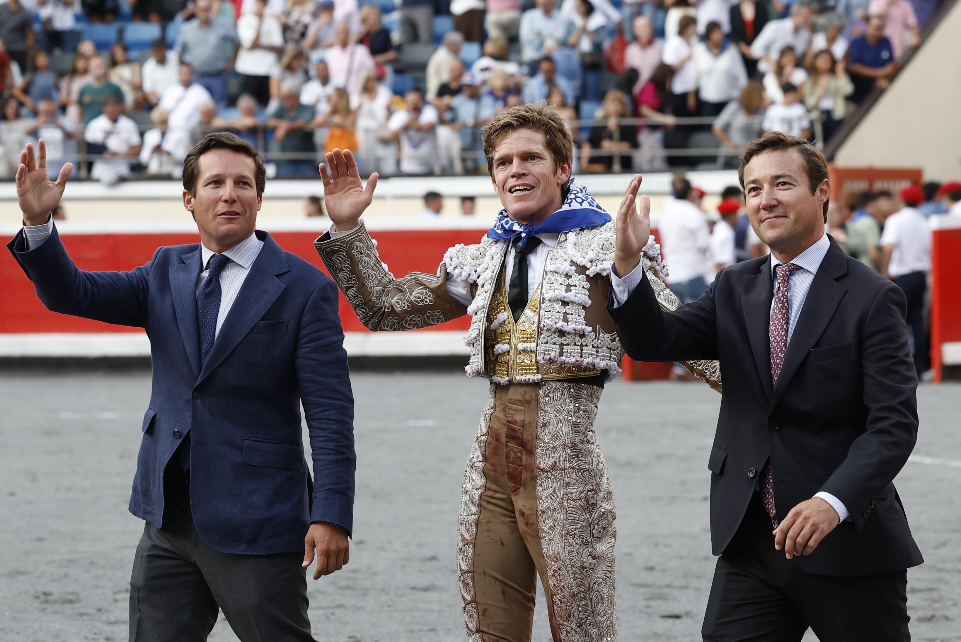Borja Jiménez da la vuelta al ruedo acompañado por los ganaderos de La Quinta, los hermanos Pepe, a la izquierda, y Álvaro Martínez-Conradi.