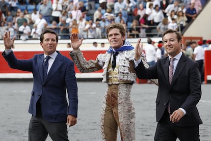 Borja Jiménez da la vuelta al ruedo acompañado por los ganaderos de La Quinta, los hermanos Pepe, a la izquierda, y Álvaro Martínez-Conradi.