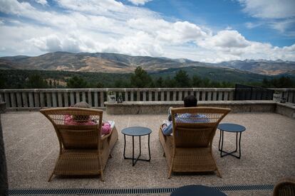 Dos visitantes contemplan las vistas desde el Parador de Gredos (Ávila).