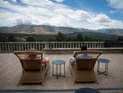 Dos visitantes contemplan las vistas desde el Parador de Gredos (Ávila).