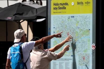 Turistas consultan el mapa de Sevilla en la plaza de la Encarnación de la capital andaluza.