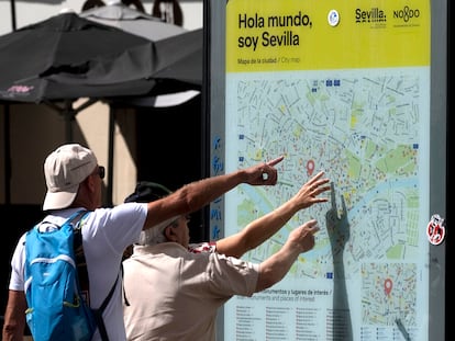 Turistas consultan el mapa de Sevilla en la plaza de la Encarnación de la capital andaluza.