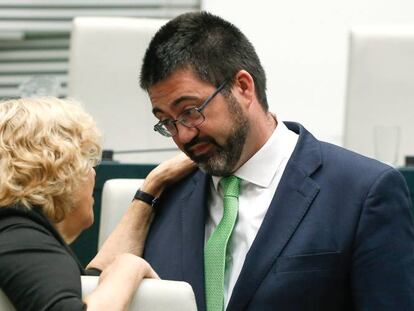 La alcaldesa de Madrid, Manuela Carmena, charla con el concejal Carlos Sánchez Mato.