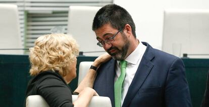 La alcaldesa de Madrid, Manuela Carmena, charla con el concejal Carlos Sánchez Mato.