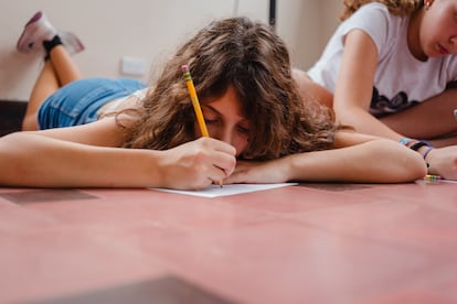 Eva Llona, ganadora de Argentina, escribe durante las actividades del encuentro.