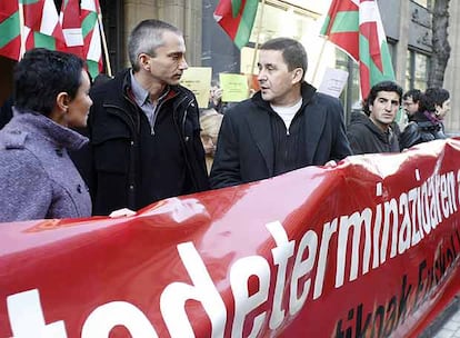 Arnaldo Otegi (en el centro), con Joseba Permach y Jone Goirizelaia, en la manifestación de Batasuna ante la sede del PSE en Bilbao.