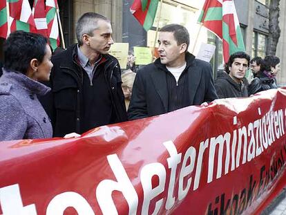 Arnaldo Otegi (en el centro), con Joseba Permach y Jone Goirizelaia, en la manifestación de Batasuna ante la sede del PSE en Bilbao.