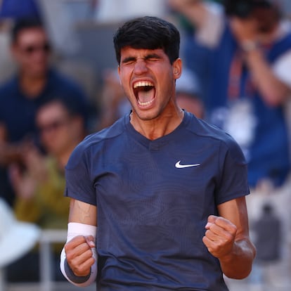 Tennis - French Open - Roland Garros, Paris, France - June 7, 2024 Spain's Carlos Alcaraz celebrates winning his semi final match against Italy's Jannik Sinner REUTERS/Lisi Niesner