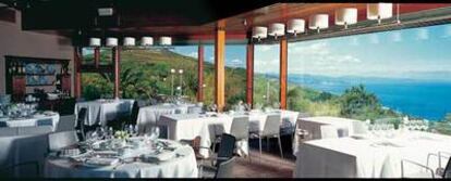 Desde el comedor de Akelarre, en San Sebastián, se abre una amplia panorámica sobre el mar. Abajo, un plato de gambas con su caparazón.