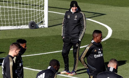 Zidane, durante el entrenamiento del viernes en Valdebebas.