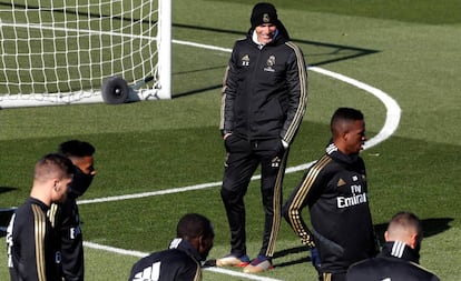 Zidane, durante el entrenamiento del viernes en Valdebebas.