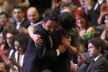 Juan Antonio Bayona celebra su Goya al mejor director por 'Lo Imposible' con María Belón, la mujer que inspiró el papel de Naomi Watts.