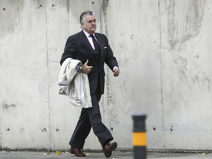 Luis Bárcenas entrando al juicio del 'caso Gürtel'.