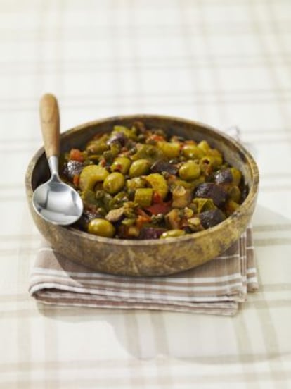 Plato de 'caponata', tradicional pisto siciliano a base de berenjenas.