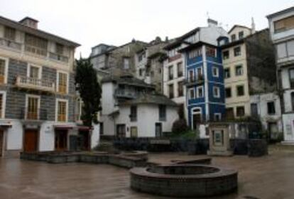 Plaza de Carmen y Severo Ochoa, en homenaje al ilustre premio nobel y a su esposa.