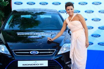 Eva Longoria firma sobre un modelo de Ford durante la Starlite en Marbella.