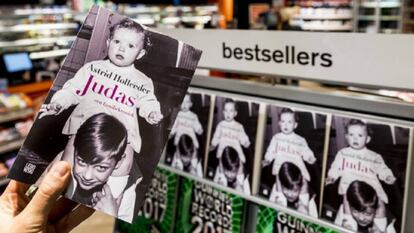 El libro de Astrid Holleeder que aborda las actividades delictivas de su hermano.