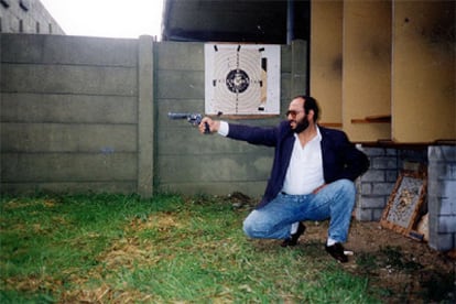 Imad Eddin Barakat, <i>Abu Dahdah,<i> el presunto jefe de la célula española de Al Qaeda, en una galería de tiro.