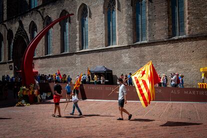 A few pro-independence supporters in Barcelona's Plaça del Fossar de los Moreres on Friday.