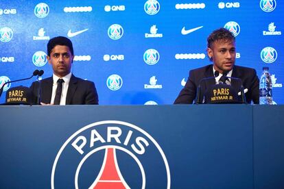 Neymar durante la ruda de prensa de su presentación, junto a el presidente del PSG Nasser Al-Khelaifi, en el estadio Parc des Princes, en París.