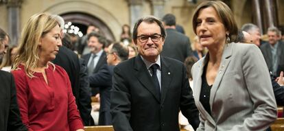 Neus Munt&eacute; (i), Artur Mas (c) y Carme Forcadell (d) en el Parlament.