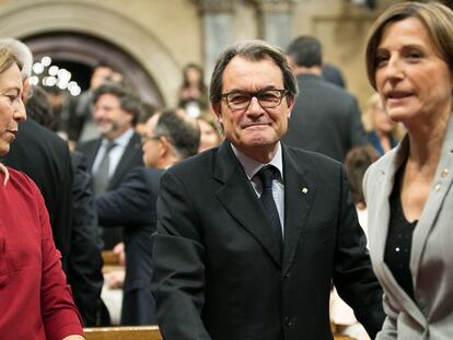 Neus Munté (i), Artur Mas (c) y Carme Forcadell (d) en el Parlament.