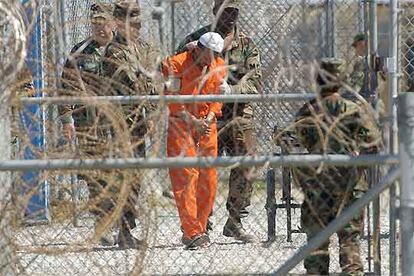 Un preso es conducido, en 2002, al campo Rayos X de Guantánamo (Cuba), la base norteamericana donde se mantiene a centenares de sospechosos de terrorismo.