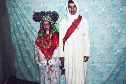 La menor y el hombre con el que la casaron, presuntamente obligada, el día de su boda en Marruecos.