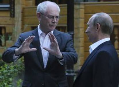 El presidente ruso, Vladímir Putin (d), conversa con el líder del Consejo Europeo, Herman Van Rompuy, durante su encuentro en la residencia "Maly Istok" en Yekaterimburgo, Rusia, ayer en la cumbre de UE-Rusia.