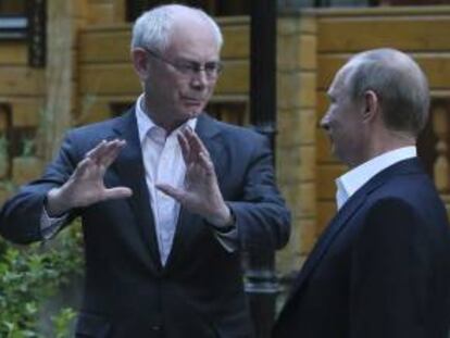 El presidente ruso, Vladímir Putin (d), conversa con el líder del Consejo Europeo, Herman Van Rompuy, durante su encuentro en la residencia "Maly Istok" en Yekaterimburgo, Rusia, ayer en la cumbre de UE-Rusia.