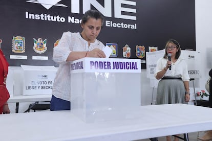 Simulacro electoral en el INE, en Ciudad de México, el 6 de mayo de 2025.