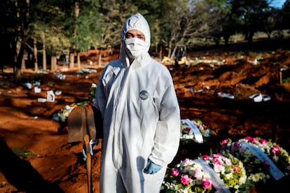 James Alan, coordinador de los sepultureros del cementerio Vila Formosa de São Paulo (Brasil), el 18 de mayo.