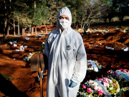 James Alan, coordinador de los sepultureros del cementerio Vila Formosa de São Paulo (Brasil), el 18 de mayo.