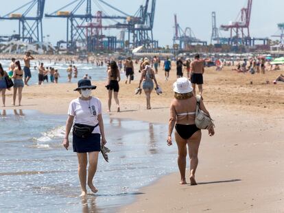 Decenas de bañistas, este lunes en la playa de la Malvarrosa, en Valencia.