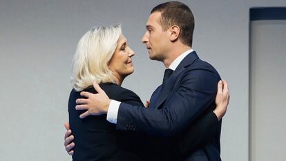 Marine Le Pen abraza a Jordan Bardella, este sábado en París.