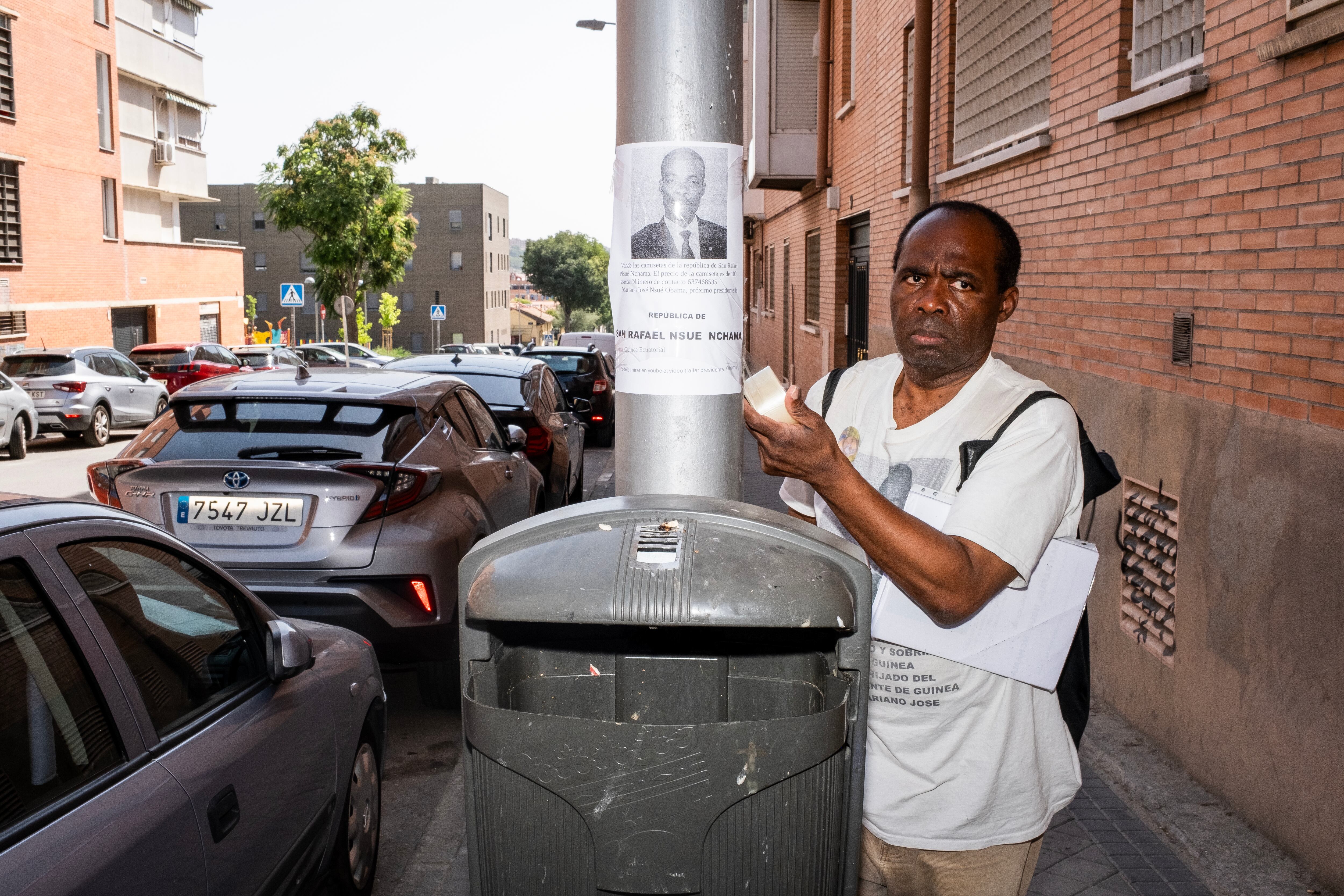 
Mariano José Nsué Obama pegando carteles por Villaverde. 
