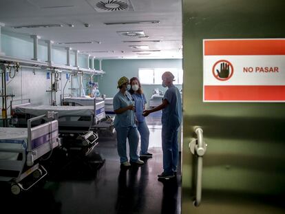 Personal sanitario dentro de una habitación de aislamiento dentro de la zona covid en el Hospital de Torrejón.