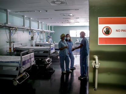 Personal sanitario dentro de una habitación de aislamiento dentro de la zona covid en el Hospital de Torrejón, en Madrid.