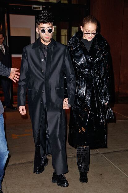 Gigi Hadid y Zayn Malik. Conjuntados con temática Matrix. 