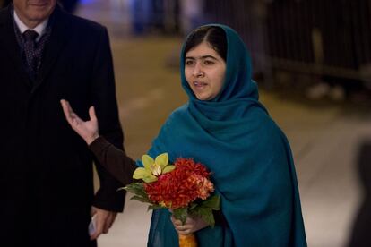 La paquistaní Malala Yousafzai, de 17 años, habla ante los medios de comunicación a su llegada a Oslo en 2014, donde iba a recibir el premio Nobel de la Paz de ese año. Malala compartió el galardón con Kailash Satyarti, una activista indio que defiende los derechos de los niños indígenas.