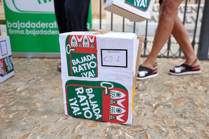 Caja con algunas de las 52.000 firmas entregadas al Parlamento andaluz. 